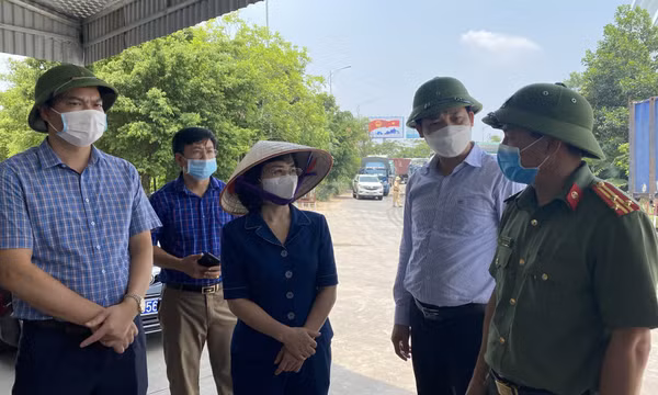 Phó Chủ tịch Thường trực HĐND tỉnh kiểm tra công tác phòng, chống dịch tại các chốt kiểm soát Covid-19 
