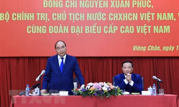 Chủ tịch nước gặp đại diện cộng đồng và doanh nghiệp Việt Nam tại Lào