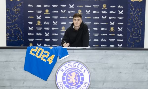 Man Utd bán tiền vệ tài năng cho Steven Gerrard