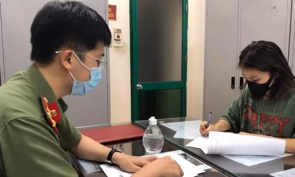 TikToker khoe ‘tấm thẻ đỏ của ba’ thông chốt bị phạt 12,5 triệu đồng