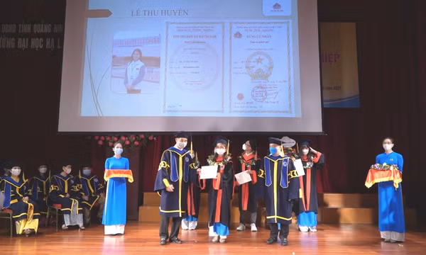 Đại học Hạ Long tổng kết và trao bằng tốt nghiệp hệ chính quy năm 2021