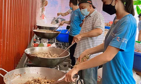 Đón sinh nhật, Hoa hậu Tiểu Vy nấu ăn phục vụ đội ngũ tuyến đầu chống dịch