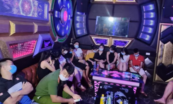 Bắt giữ 30 thanh, thiếu niên “lắc lư” trong quán karaoke