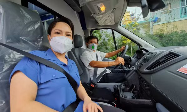 Nghệ sĩ Việt Hương bàn giao xe cứu thương mới cho ông Đoàn Ngọc Hải