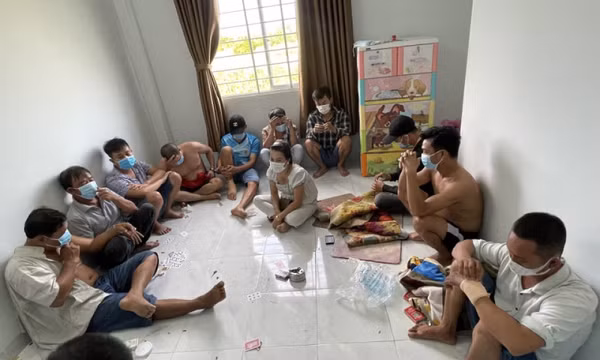 Phó hiệu trưởng tụ tập đánh bạc trong ngày giãn cách