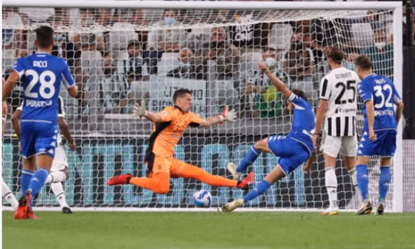 Không Ronaldo, Juve thua bạc nhược trước tân binh Serie A