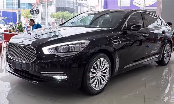 Xe sang ế ẩm, mất giá hơn 500 triệu đồng, 'mua 1 tặng 1'