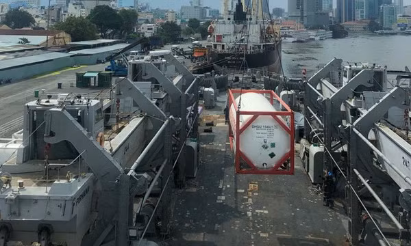 Tàu chiến Ấn Độ chở máy thở, oxy lỏng hỗ trợ Việt Nam