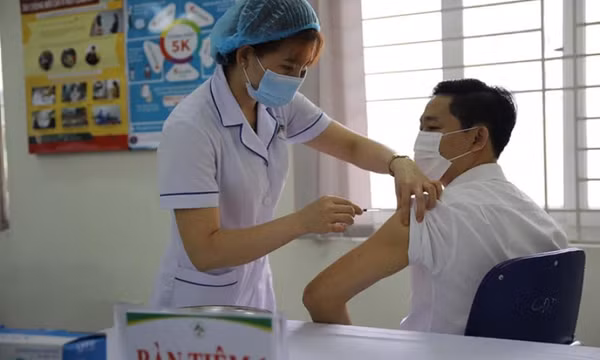Không cần tiêm lại từ đầu vaccine COVID-19 nếu tiêm mũi 2 chậm