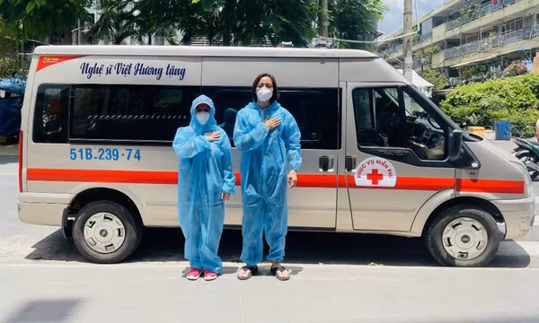 Việt Hương tiếp tục mua xe chở oxy hỗ trợ bà con mùa dịch