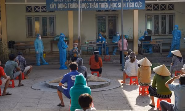 Tạm đình chỉ 1 chủ tịch phường vì để tập trung quá đông khi xét nghiệm