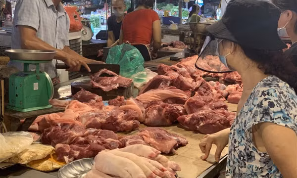 Giá heo hơi giảm sâu, thịt thành phẩm không chịu giảm: Ai đứng sau giữ giá?