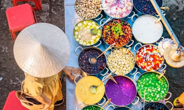 Tiệm chè 24 màu dưới chân cầu Trường Tiền