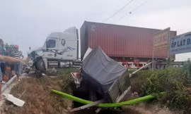 Khoảnh khắc xe container tông trực diện xe tải khiến 2 người tử vong