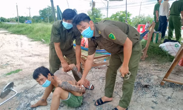 Ngáo đá cầm dao gây rối tại chốt kiểm soát dịch