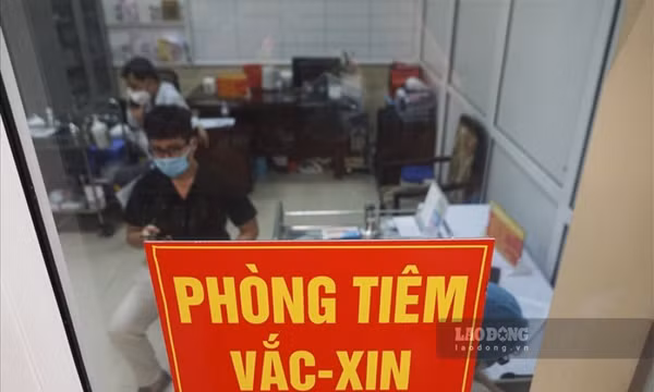 Hà Nội đình chỉ công tác cán bộ liên quan đến vụ tiêm vaccine thần tốc