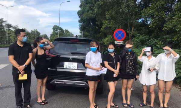 Phát hiện một ô tô chở 6 cô gái dùng 6 giấy đi đường giả