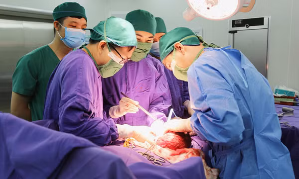 Phẫu thuật thành công khối u tinh hoàn ác tính kích thước lớn cho nam bệnh nhân trẻ tuổi