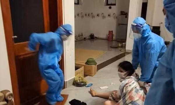 Khởi tố người phụ nữ tự lột quần áo để chống đối đi cách ly