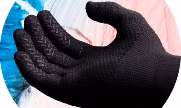 Nhóm khởi nghiệp trẻ làm găng tay diệt khuẩn chống Covid-19