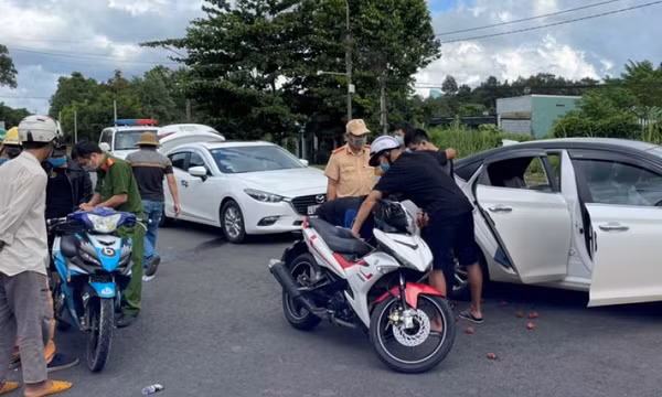 Cảnh sát giao thông chặn ô tô bắt nhóm vận chuyển ma túy