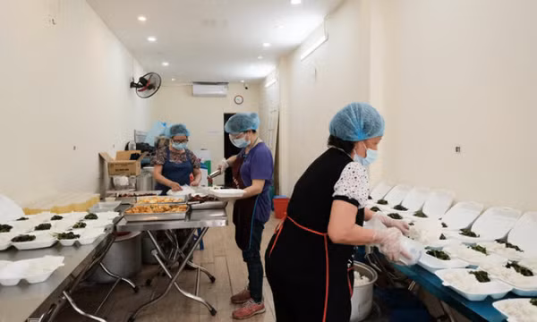 Hà Nội: Cơm 0 đồng cho lao động phải 'ngồi yên' giữa mùa dịch