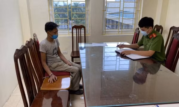 Nam thanh niên cầm dao đuổi chém cán bộ chốt kiểm dịch ở Hà Nội