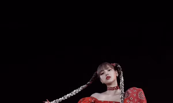 Lisa (BLACKPINK) náo loạn K-Pop khi công bố lịch solo