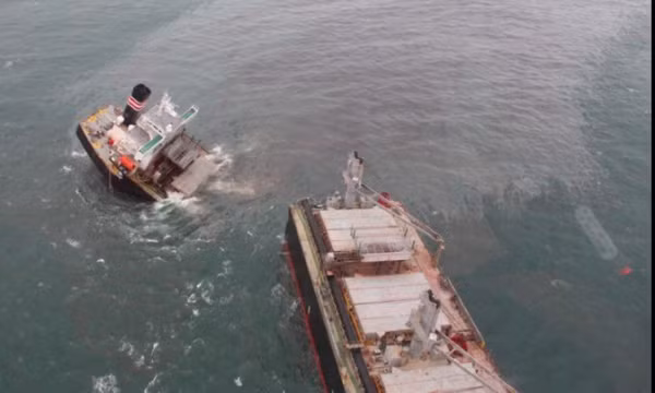 Tàu Panama mắc cạn, vỡ làm đôi ở phía bắc Nhật Bản