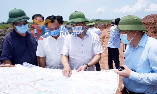 Chủ tịch UBND tỉnh Nguyễn Tường Văn kiểm tra tiến độ thi công cao tốc Vân Đồn – Móng Cái, tháng 7-2021