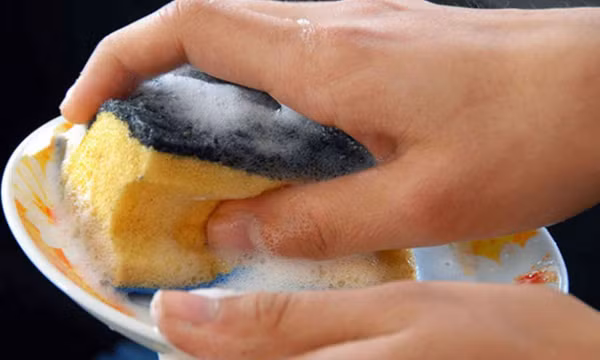 8 sai lầm độc hại khi rửa bát