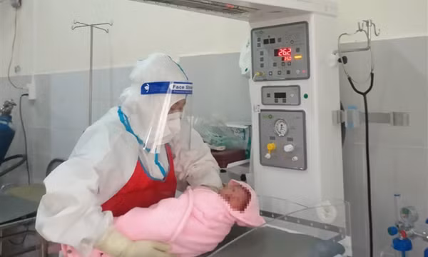 Bé trai chào đời an toàn trong Bệnh viện điều trị COVID-19