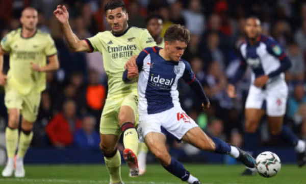 Arsenal thắng đậm West Brom, CĐV tìm ra người thay thế Mari
