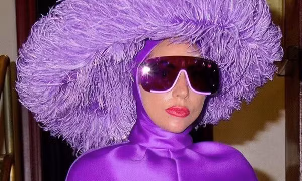 Lady Gaga biến đường phố New York thành sàn catwalk hơn 1 tháng qua