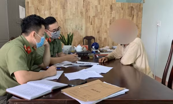 Lên mạng 'chửi bới' công an vì bạn gái phải đi cách ly tập trung