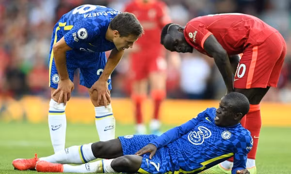 Chelsea và Liverpool nhận tin dữ sau trận hòa kịch tính