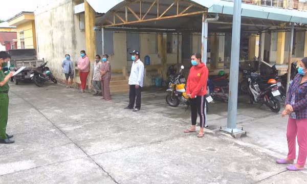 Con gái rủ 6 người đến nhà cha tụ tập đánh bạc giữa mùa dịch