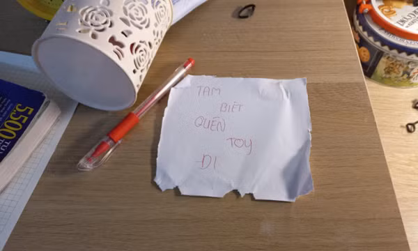 Phát hiện lá thư của bé gái rơi từ tầng 12