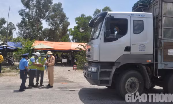 Quảng Nam liên tiếp xử phạt lái xe tải chở người từ vùng dịch TP.HCM