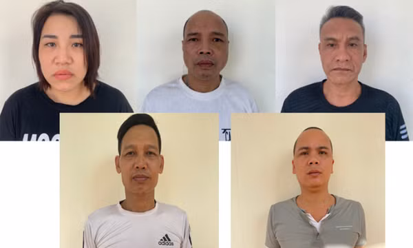 Dùng vòng hoa, loa, đài tụng kinh gây sức ép đòi nợ