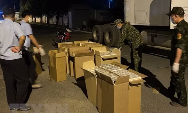 Tây Ninh bắt giữ tài xế xe đầu kéo chở 10.000 bao thuốc lá nhập lậu
