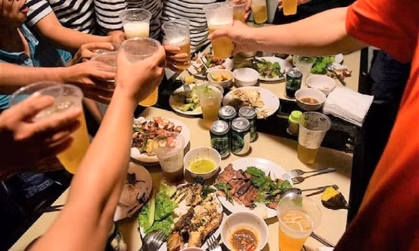 Tụ tập ăn nhậu khi đang cách ly, 6 người bị phạt 65 triệu đồng 