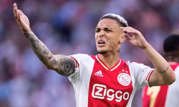 Man Utd sắp mua tiền vệ 100 triệu USD