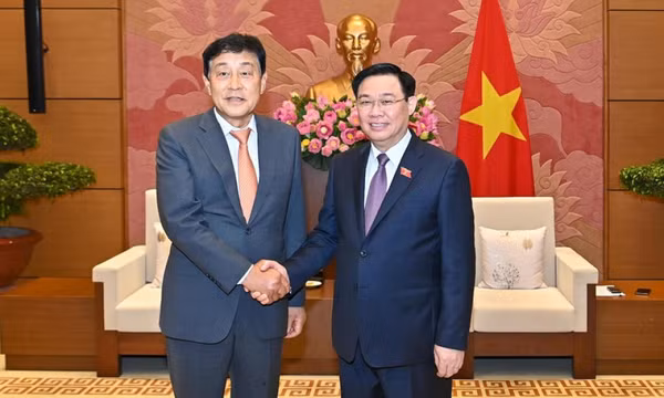 Chủ tịch Quốc hội tiếp Chủ tịch Ủy ban Chiến lược toàn cầu Tập đoàn Tài chính Hana