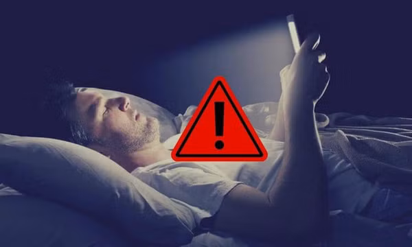 Thường xuyên để điện thoại trong túi quần có gây vô sinh không?