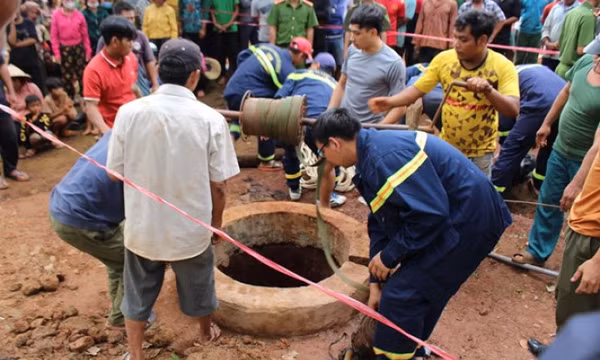 Xuống giếng sâu lấy máy bơm, 2 thanh niên tử vong