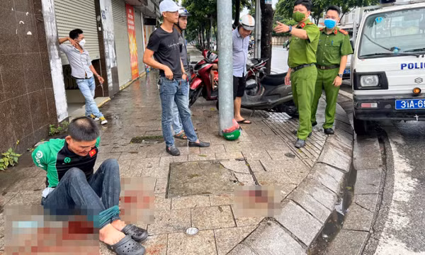 Bắt nóng tên cướp trong người thủ sẵn 2 dao găm và nhiều vam phá khoá