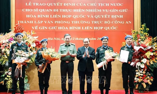 Chủ tịch nước trao quyết định cho sỹ quan công an đi gìn giữ hòa bình LHQ