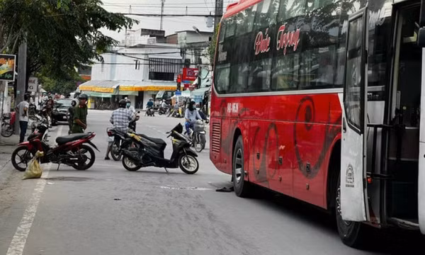 Nguyên Trưởng phòng Cảnh sát môi trường tử vong sau va chạm xe khách