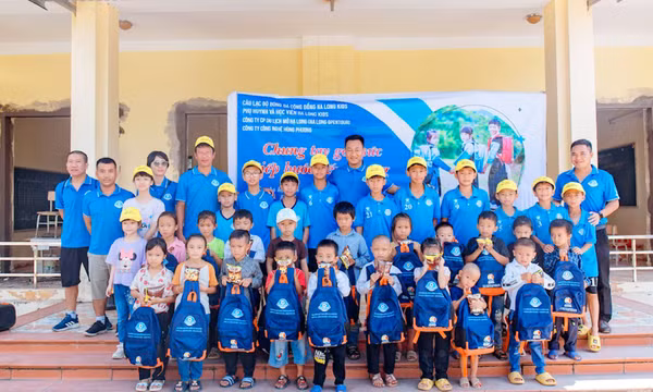 Tặng quà năm học mới cho học sinh xã Kỳ Thượng